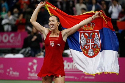 Jelena Jankovic con la bandera serbia | Foto: Fed Cup