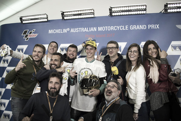 Joan Mir y su equipo en el GP de Australia (Foto: Mirco Lazzari- Getty)