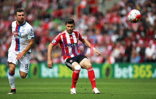 James McArthur battles for possession with Shane Long in the first-half (Photo: Getty images)