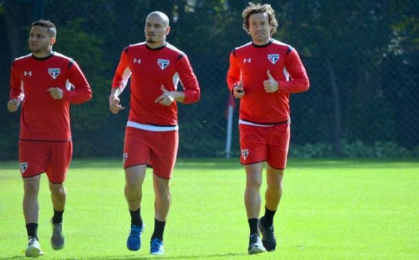 Maicon, Lugano e Bruno fizeram um trabalho regenerativo sob os olhares dos preparadores físicos (Foto: Érico Leonan/São Paulo FC)
