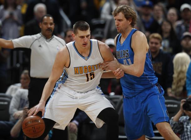 Jokic attacca Nowitzki in post basso - Foto Getty Images