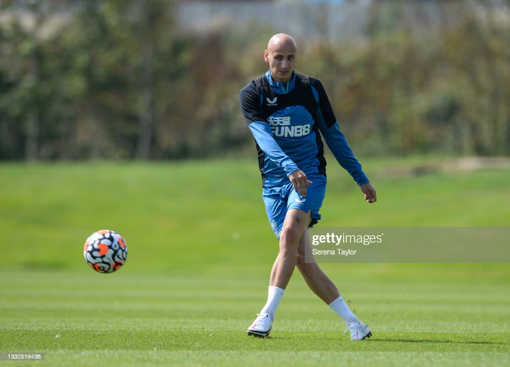 Shelvey sprays a ball out in training, <a id='A7vjZbAqT4lh9rmC3BZSgQ' class='gie-single'  data-cke-saved-href='http://www.gettyimages.com/detail/1332519436' href='http://www.gettyimages.com/detail/1332519436' target='_blank' style='color:#a7a7a7;text-decoration:none;font-weight:normal !important;border:none;display:inline-block;'>Embed from Getty Images</a><script>window.gie=window.gie||function(c){(gie.q=gie.q||[]).push(c)};gie(function(){gie.widgets.load({id:'A7vjZbAqT4lh9rmC3BZSgQ',sig:'8UE9RM0KFOweRXBeO-PSnUTsziZHHbj6BChes9A_sn4=',w:'594px',h:'428px',items:'1332519436',caption: true ,tld:'com',is360: false })});</script><script src='//embed-cdn.gettyimages.com/widgets.js' charset='utf-8' async></script>