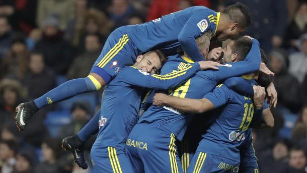Los jugadores del Celta celebran el gol de Jonny en el Bernabéu. Imagen: Álvaro Ballesteros.