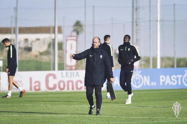 José Alberto dirige un entrenamiento del primer equipo | Imagen: Real Sporting