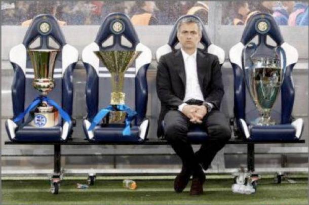 Mourinho accompanied by the Coppa Italia, Scudetto and Champions League trophies | Photo: dagospia.com