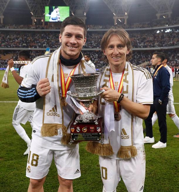 Luka Jovic y Luka Modric con el título conquistado por el Real Madrid | Foto: www.realmadrid.com