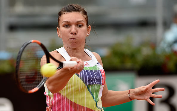 Simona Halep fighting her way through the match l Photo: Dennis Grombkowski/ Getty Images