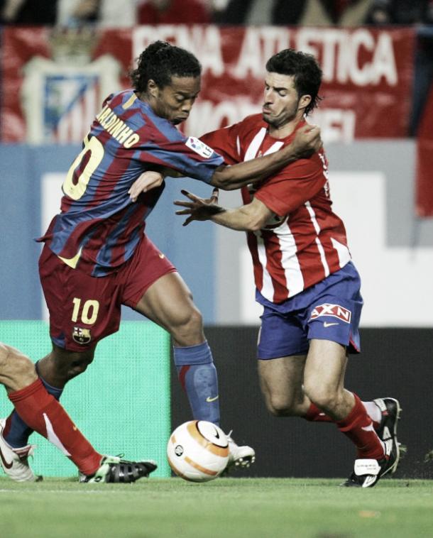 El nuevo entrenador del Extremadura UD peleando un balón, en su día, contra Ronaldinho. Foto: blogs.20minutos.es