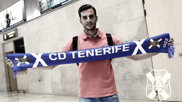 Villar, instantes posteriores a su llegada a Tenerife. Fuente: clubdeportivotenerife.es