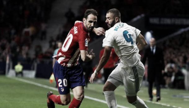 Juanfran disputando un balón con Benzema // Foto: Real Madrid