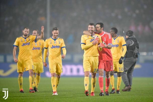 I bianconeri festanti dopo la vittoria per 0-1 in Coppa Italia, proprio ai danni degli orobici, dello scorso 30 gennaio. | Juventus tv, Twitter.