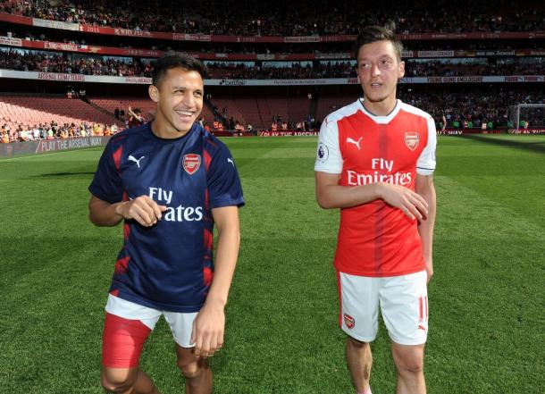 Alexis Sánchez y Mesut Özil dan la vuelta de honor al Emriates Stadium | Fotografía: Arsenal