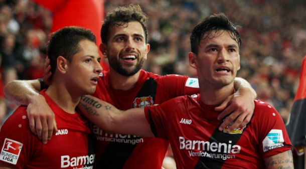 Chicharito, Mehmedi y Aránguiz celebran el gol del mexicano | Foto: Bayer Leverkusen