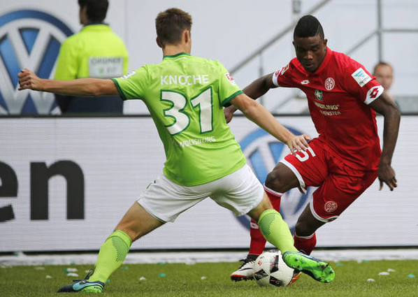 Jhon Córdoba encara a un defensor del Wolfsburgo | Foto: Mainz 05