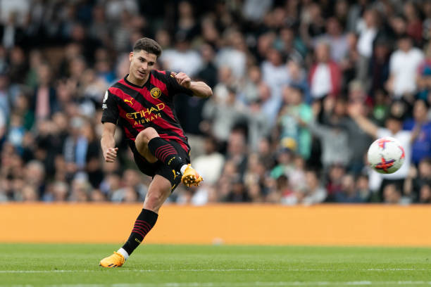 Julían Álvarez shooting at the goal |  Photo via: Getty Images