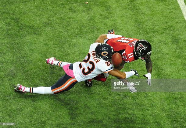 Kyle Fuller (#23) bats a pass away from Julio Jones (#11) during the Falcons-Bears meeting in 2014. (Source: Scott Cunningham/Getty Images)