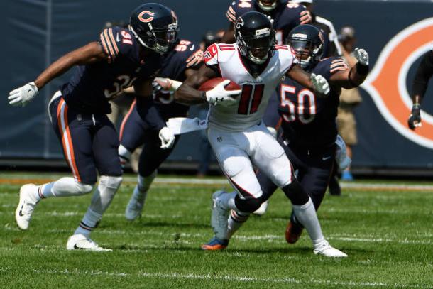Julio Jones fazendo a recepção e correndo com a bola: foi uma cena comum em 2017. 1444 jardas para o WR dos Falcons (Foto: David Banks/Getty Images)