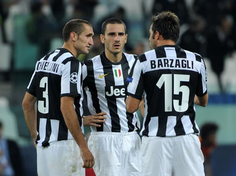 Barzagli conversando con Chiellini y Bonucci durante un partido | Foto: Juventus