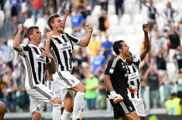 I bianconeri salutano la curva dopo la vittoria sul Cagliari | Foto: @khaledalnouss1