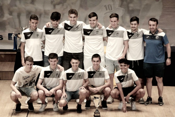 Equipo Juvenil recibe ele título de campeón de liga 2017-2018 I Foto: Algiros FS