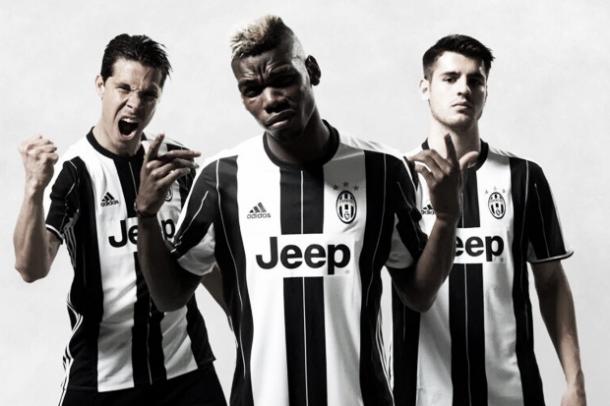 Hernanes (esquerda), Pogba (centro) e Morata com a camisa número 1 da Juve em 2016/17 / Foto: Divulgação Juventus FC