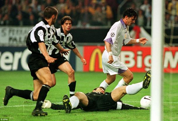 Il gol di Mihajtovic nella finale del 1998 |EPA