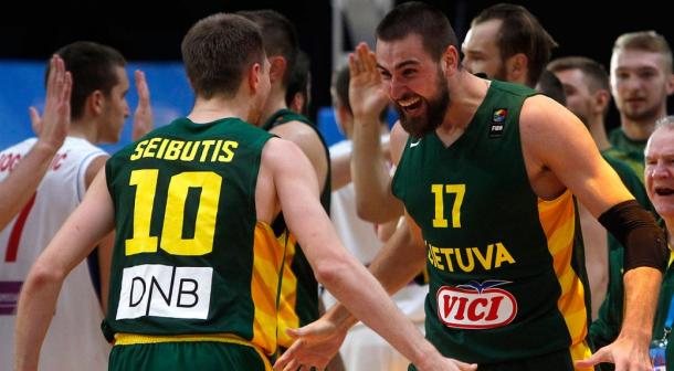 Renaldas Seibutis y Jonas Valanciunas. Foto: FIBA