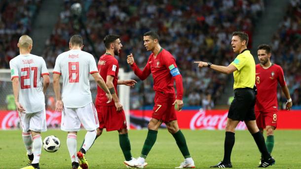 Partido Portugal - España, el árbitro señalando una infracción. / Fuente: FIFA.