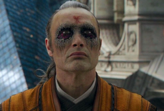 Mads Milkensen encarna o vilão Kaecilius