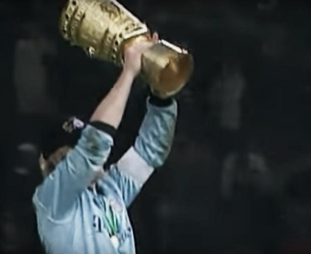 El capitán del Bayern, Oliver Kahn, levantando el trofeo | Foto: Oliver Kahn Archives
