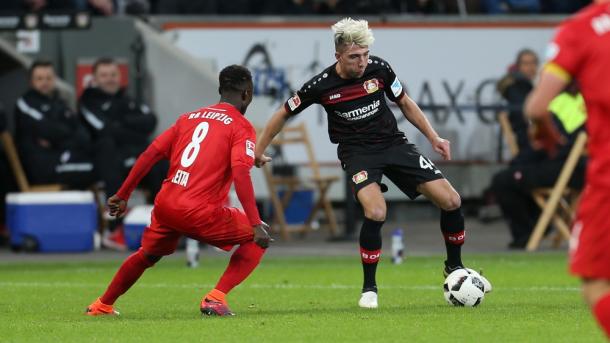 Kampl es presionado por un jugador del Leipzig | Foto: Bayer Leverkusen