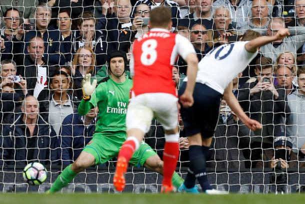 Harry Kane transforma el penalti en el partido ante el Arsenal | Fotografía: Premier League