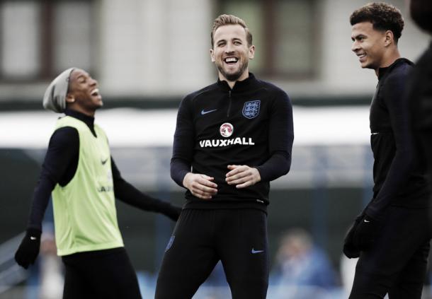 Kane y Alli compartiendo risas en el entrenamiento | Foto: England