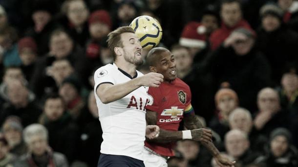 Harry Kane vs Ashley Young./ Foto: Premier League