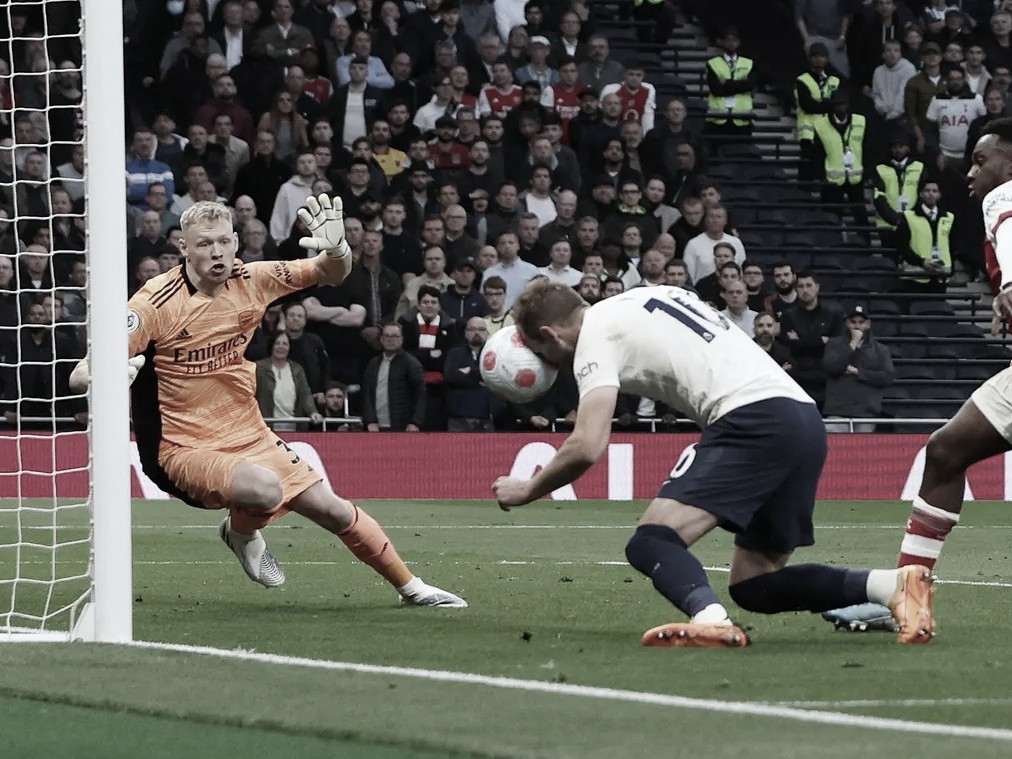 Kane coloca la cabeza para su segundo tanto | Foto: Premier League