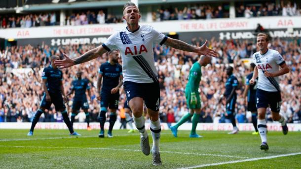 Alderweireld celebrando un gol ante el City (Tottenham Hotspurs web)