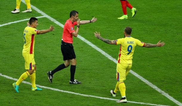 Viktor Kassai señalando penalti a favor de Rumanía. Foto: euro2016.com
