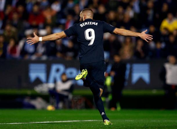 Benzema celebra uno de sus dos goles en Vigo/ Foto: Real Madrid