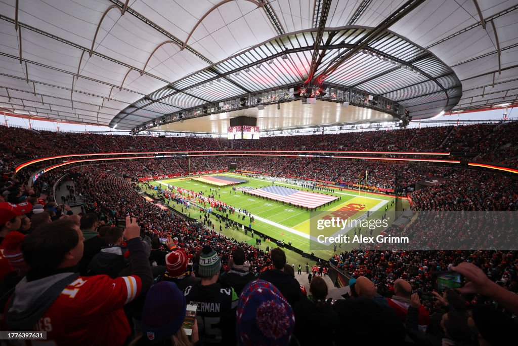 General view inside the stadium in the national anthems prior to the NFL match between <strong><a  data-cke-saved-href='https://www.vavel.com/en-us/nfl/2023/10/22/1160074-week-7-nfl-watch-separating-contenders-from-pretenders.html' href='https://www.vavel.com/en-us/nfl/2023/10/22/1160074-week-7-nfl-watch-separating-contenders-from-pretenders.html'>Miami Dolphins</a></strong> and <strong><a  data-cke-saved-href='https://www.vavel.com/en-us/nfl/2023/10/15/1159276-who-are-the-favorites-in-the-nfls-american-conference.html' href='https://www.vavel.com/en-us/nfl/2023/10/15/1159276-who-are-the-favorites-in-the-nfls-american-conference.html'>Kansas City Chiefs</a></strong> at Deutsche Bank Park on November 05, 2023 in Frankfurt am Main, Germany. (Photo by Alex Grimm/Getty Images)