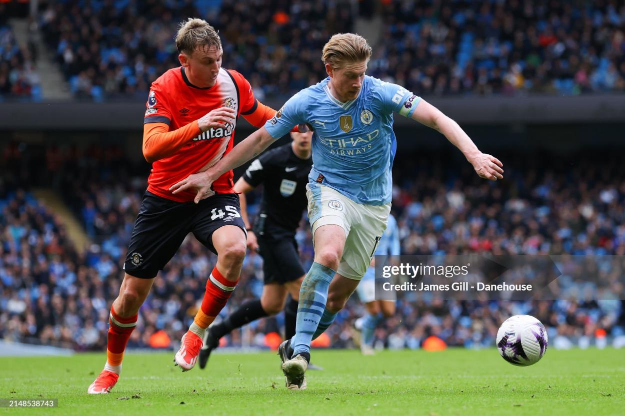 Kevin De Bruyne of <strong><a  data-cke-saved-href='https://www.vavel.com/en-us/soccer/2024/03/29/1177818-manchester-city-vs-arsenal-what-to-expect-and-who-to-expect-it-from.html' href='https://www.vavel.com/en-us/soccer/2024/03/29/1177818-manchester-city-vs-arsenal-what-to-expect-and-who-to-expect-it-from.html'>Manchester City</a></strong> battles for possession with Alfie Doughty of Luton Town during the Premier League match between <strong><a  data-cke-saved-href='https://www.vavel.com/en-us/soccer/2024/03/29/1177818-manchester-city-vs-arsenal-what-to-expect-and-who-to-expect-it-from.html' href='https://www.vavel.com/en-us/soccer/2024/03/29/1177818-manchester-city-vs-arsenal-what-to-expect-and-who-to-expect-it-from.html'>Manchester City</a></strong> and Luton Town at Etihad Stadium on April 13, 2024 in Manchester, England. (Photo by James Gill - Danehouse/Getty Images)