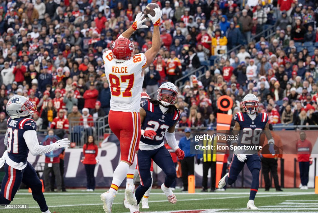 Kansas City Chiefs tight end <strong><a  data-cke-saved-href='https://www.vavel.com/en-us/nfl/2024/01/22/1169580-patrick-mahomes-outduels-josh-allen-to-set-up-a-matchup-with-the-baltimore-ravens.html' href='https://www.vavel.com/en-us/nfl/2024/01/22/1169580-patrick-mahomes-outduels-josh-allen-to-set-up-a-matchup-with-the-baltimore-ravens.html'>Travis Kelce</a></strong> (87) rises for a catch during a game between the New England Patriots and the Kansas City Chiefs on December 17, 2023, at Gillette Stadium in Foxborough, Massachusetts. (Photo by Fred Kfoury III/Icon Sportswire via Getty Images)