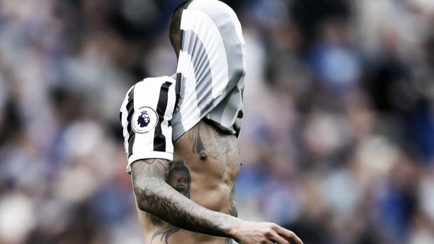 Kenedy esconde su rostro tras fallar en el penalti de último minuto | Foto: Premier League