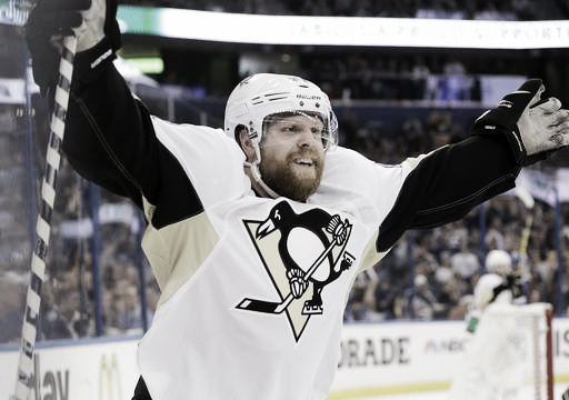 Phil Kessel celebrates goal versus the Tampa Bay Lightning. | Photo: AP Photo/Chris O'Meara