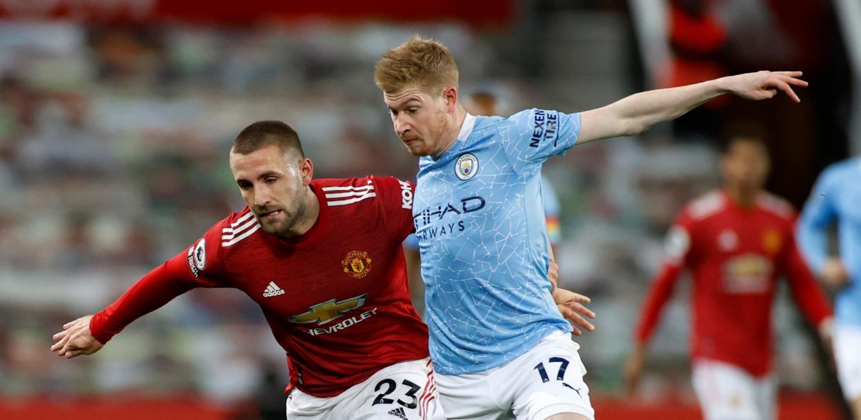 Shaw y Kevin De Bruyne luchando batallando por el balón / FOTO: Manchester City