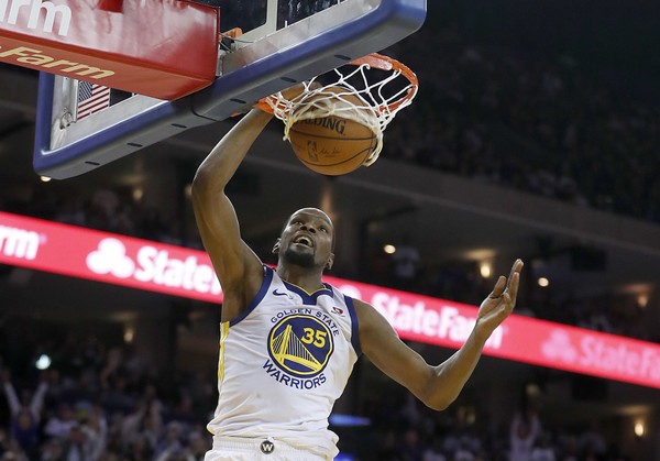 Durant slams home two of his 25 points during Golden State's victory/Photo: Tony Avelar/Associated Press