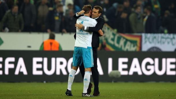 Weinzierl se abraza con Höwedes tras la clasificación a cuartos | Foto: Schalke 04