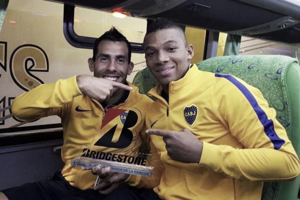 Carlitos con su premio de "El Jugador del Partido".