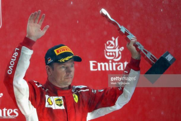 Kimi levanta el trofeo de tercer clasificado. Foto: Getty Images.