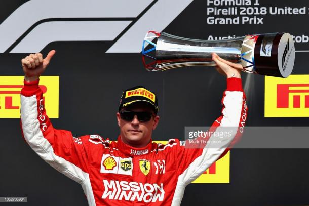 Kimi Raikkonen levanta el trofeo del ganador del Gran Premio de los Estados Unidos. Foto: Getty Images.