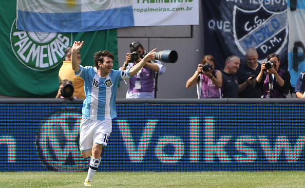 Messi celebra atuação de gala e hat-trick diante do Brasil | Foto: Tim Clayton/Corbis via Getty Images